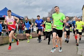 Lokalmatador setzt sich beim Kanu-Cross in Flöha durch -