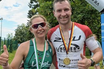 Lokalmatadoren fahren Siege ein - Daumen hoch für eine super Leistung: Lisa Gelfert (l.) und Eike Wittig vom Skiverein Schönheide haben den Hauptlauf beim Stauseetriathlon für sich entschieden. 