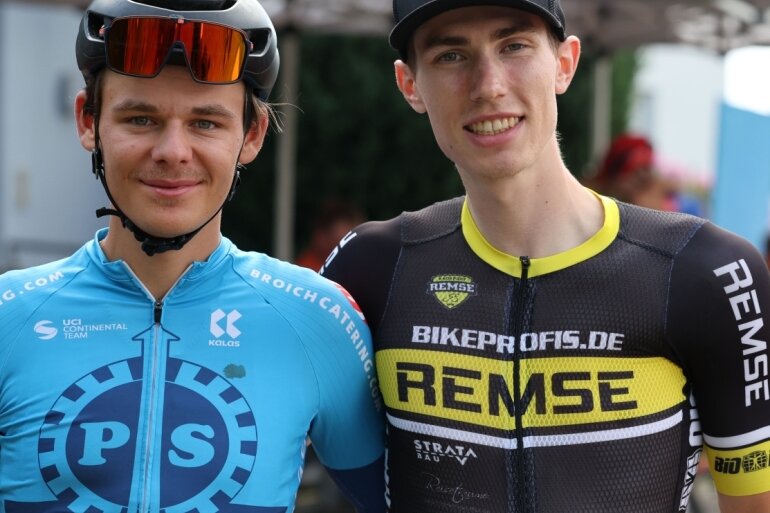 Lokalmatadoren triumphieren - Tom Lindner (links) und Jonas Käppler vom SV Remse hatten beim Nord-West-Kriterium besonders gute Laune. Der 20-jährige Lindner träumt davon, irgendwann einmal bei der Tour de France zu starten. 