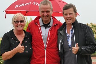 Lokalmatadorin holt Sieg - Die Sieger des 20. Erzgebirgspokals im Golf heißen Kerstin Pillat, Uwe Malik und Silvia Schneider (v. l.).