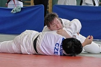 Lokalmatadorin schultert Doppelbelastung - Gisela Sachse vom JSV Werdau (oben) im Kampf gegen die tschechische Sportlerin Javana Kralikova.
