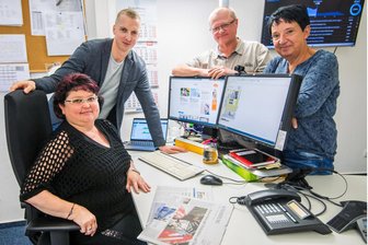 Lokalredakteure führen durch Auer Redaktion der „Freien Presse“ - Blick in die „Freie Presse“-Redaktion an der Inneren Schneeberger Straße in Aue mit Saskia Mutschik (v. l.), Jürgen Freitag, Mario Ulbrich und Heike Mann.