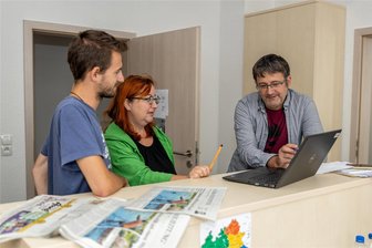Lokalredaktion Auerbach kehrt in ihre Räume zurück - und erhält Verstärkung - Redaktionskonferenz in den neuen-alten Räumen. Lokalchef Gunter Niehus (rechts) bereitet mit Cornelia Henze und Florian Wunderlich die Zeitung des nächsten Tages vor.