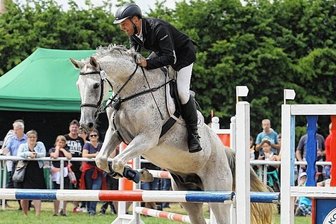 Lokalvertreter glänzen in Wiesa - Auf Dobryj Den sicherte sich Lukas Schaarschmidt aus Großrückerswalde den 3. Platz in der Zeitspringprüfung der Klasse L.
