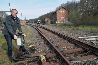 Lokführer Helmert: "Ich bin mit dem Eisenbahnvirus infiziert" - Robin Helmert stellt eine Weiche am Museumsbahnhof Markersdorf-Taura, den sein Verein betreut. 