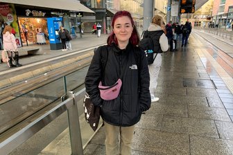 Lokführer-Streik: Wie Betroffene in Chemnitz von A nach B kommen - Nele König auf dem Weg zur TU Chemnitz. Das Pendeln zwischen ihrer Wohnung in Leipzig und der Universität stellt für die 26-Jährige normalerweise kein Problem dar.