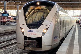 Lokführer streiken ab Donnerstagabend für 24 Stunden - Ein Regionalexpress der Mitteldeutschen Regiobahn (MRB) bei einem Halt in Chemnitz. Bei der MRB droht erneut ein Warnstreik. Mitte November waren zuletzt nach einem Streikaufruf der GDL flächendeckend Züge bei der MRB ausgefallen.