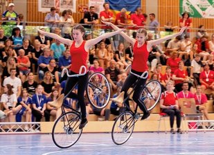 Loks Zweier-Paare fahren aufs Podest - Das Foto zeigt Lene Tuchscherer (links) und Emma Köhler bei der Deutschen Meisterschaft im sogenannten "Kehrsteuerrohrsteiger". 