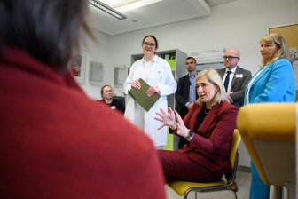 Long Covid bei Kindern und Jugendlichen: Worunter sie leiden und was die Politik tut - Bundesgesundheitsministerin Nina Warken (M) und Sachsens Gesundheitsministerin Petra Köpping (r) besuchen in der Uniklinik Dresden junge Patienten mit Long Covid.