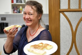 Loofsch muss se sein! 13 Freiberger Eierschecken im Test - Keine Chance für saubere Finger - ein Qualitätsmerkmal der Freiberger Eierschecke. Siiri Klose hat viel von der Spezialität gekostet.