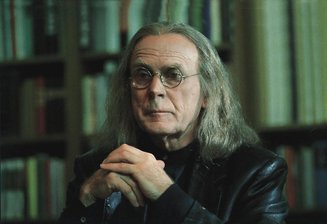Ein fremder Charakter und doch eine Version seiner selbst: Loriot in einer Szene aus seinem zweiten Spielfilm "Pappa ante portas" in der Rolle des Lyrikers Lothar "Kraweel! Kraweel!" Frohwein. Eine Figur, die dem Loriot-Experten Wieland Schwanebeck besonders ans Herz gewachsen ist.  