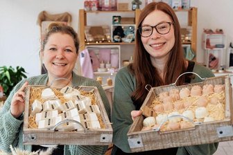 Los ging alles in einer Studentenküche: Erzgebirgerinnen eröffnen Laden für eigene Seifen - Sindy Kunzmann und Stefanie Weiser (r.) stellen in ihrer "Schaumwerkstatt" in Crottendorf Seifen her. In Kürze wollen sie dort ihren eigenen Laden "Emma 32" eröffnen. 