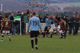 Lost Ground Unterheinsdorf: Ein Fußball-Spektakel als Silvester-Knaller - Szene von der Premiere im Vorjahr in Hirschfeld - das Spiel Hirschfeld gegen Irfersgrün sahen 413 Zuschauer.