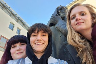 „Lost in Ost“: Wie drei Frauen in Reichenbach für Theater sorgen - Die „Lost in Ost“-Frauen zeigen Gesicht: Leonie Koppe, Johanna Franke und Kim Ehinger (v. l.).