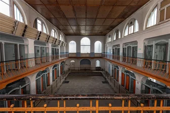 Lost Place: Das Stadtbad im Erzgebirge – Reporterin auf Zeitreise in die (eigene) Vergangenheit – jetzt mit Video - Diesen Blick ins Innere des Stadtbades kennen viele Erzgebirger. Sinne gaukeln Schwimmbadgeruch vor, denn Schülergenerationen lernten hier das Schwimmen. Hierher kamen die Chemnitzer zum Schwimmen, Sonnen-, Luft- und Dampfbaden. Die Gäste ließen es sich gutgehen.