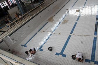 Lost Place Erzgebirgsbad: So steht es um die großen Pläne der Stadt für Problemimmobilie - Aktionskunst 2022: Rachel Pursglove und Karolina Repp reinigen mit Zahnbürste und Lappen die Bodenfliesen im Erzgebirgsbad - im Rahmen des Chemnitzer Kunstfestivals „Begehungen“.