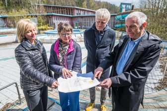 Lost Place Erzgebirgsbad: Warum jetzt vier Experten die Sorgen-Immobilie inspizieren - Experten im Erzgebirgsbad in Thalheim: Architektin Antje Osterwold, Stephanie Pohl, Leiterin Mobiler Gestaltungsbeirat, Landschaftsarchitekt Ulrich Krüger und Stadtplaner Klaus Bielenberg (v. l.).