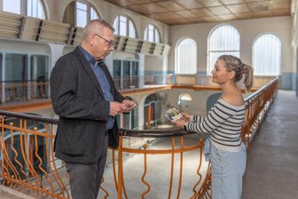 Lost Place: Für nur einen Tag öffnen sich die Türen des Jugendstilbads im Erzgebirge - Für Udo Moritz ist das Stadtbad ein Herzensprojekt – hier mit Stadtwerke-Sprecherin Heike Grunewald.