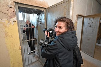 Lost place Gefängnis Oederan: Warum eine Fotografin ihren Mann in eine Zelle steckt - Fotografin Cathleen Mainhart aus St. Egidien hat ihren Ehemann Michael fürs Foto in die Zelle gesteckt. Offene Türen im ehemaligen Gefängnis Oederan machen es möglich.