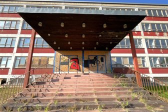 Lost Place Gorki-Schule: Ein letzter Rundgang in Hainichen mit dem Schulleiter - Das war der Eingang, durch den von 1977 bis 2013 Tausende Kinder in die Neubauschule in Hainichen gingen. Das Haus soll nun abgerissen werden. „Freie Presse“ hat sich auch drinnen umsehen dürfen.
