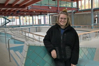 Lost Place im Erzgebirge: Altes Erzgebirgsbad wird zum Festivalgelände - Jasmin Schauer, Projektleitung fürs Programm „enter“ - Junge Kulturregion Chemnitz im Erzgebirgsbad, wo das sogenannte Thermal-Festival steigt.