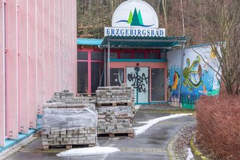 Lost Place im Erzgebirge bekommt Beachvolleyball und Aqua-Spielplatz – In altem Erzgebirgsbad startet Millionen-Projekt - Das Erzgebirgsbad in Thalheim wird nun mit viel Geld weiter verschönert – allerdings noch nicht das Hauptgebäude.