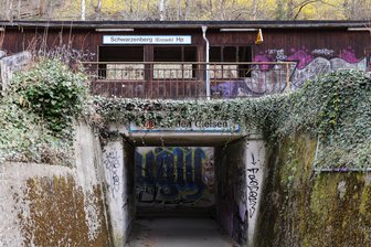 Lost Place im Erzgebirge: Das gruselige Dasein eines Haltepunkts der Erzgebirgsbahn und kein Licht am Ende des Tunnels - Dieser Anblick bietet sich allen, die am Haltepunkt in Schwarzenberg in die Erzgebirgsbahn einsteigen wollen.