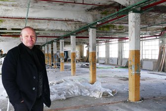 Lost Place im Erzgebirge: Ist die Bodemer-Fabrik noch zu retten? - André Weiß in einem der Produktionssäle, die für die Ausstellung vorgesehen sind.