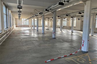 Lost Place im Erzgebirge: Simson-Schrauben, Kunstperformance und Disco in alter Fabrik - Lost Place, der wiederbelebt wird: die leere Halle in der ehemaligen Strumpffabrik des Fabrikanten Karl-Friedrich Kreißig.