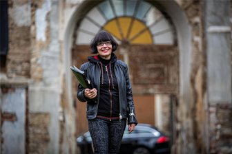 Lost Place im Erzgebirge: Wo eine Frau ein Herrenhaus wieder aufmöbelt - Der Name Kathrin Lahl ist seit 2006 vor allem mit der Galerie oben in Chemnitz verbunden – jener 1973 gegründeten Kunstgalerie, deren Name wiederum eng mit der Künstlergruppe Clara Mosch im Zusammenhang steht. Derzeit ist die Galeristin und Kunsthistorikerin aber auch viel in der Himmelmühle in Thermalbad Wiesenbad zu finden.