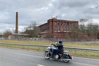 Lost-Places-Aktion in Glauchau: Feuerwehr muss mit Drehleiter ausrücken - Ein Lost Place: Jugendliche, die in der Brache waren, haben einen Polizei- und Feuerwehreinsatz ausgelöst.