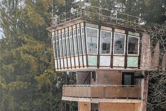 Lost Places im Erzgebirge: Einstürzende Neubauten - Sportfrei: Kampfrichterturm der längst ungenutzten Erzgebirgsschanze bei Johanngeorgenstadt.
