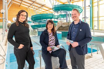 Lost Places: Seiffen will ehemaliges Schwimmbad mit Festival wiederbeleben - Projektverantwortliche Cheyenne Worotnik, Genia Schlesier von der Denkstatt Erzgebirge und Frederic Günther, Geschäftsführer des Kunsthandwerkerverbandes Erzgebirge, (von links) im Seiffener Bad.