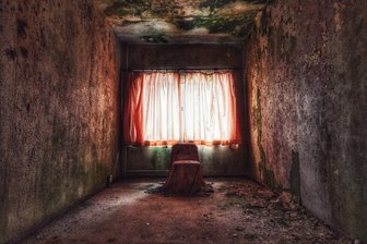 Lost Places: Was Leute in verlassene Häuser im Erzgebirge zieht - Der Charme des Verfalls. Zimmer mit Stuhl in einem leer stehenden Wohnblock.
