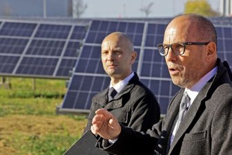 Lothar Ungerer: Der Ex-Bürgermeister, der weiter (fast) überall in Meerane präsent ist - In seinem Element: Zur Einweihung der Solarpark-Anlagen hat Lothar Ungerer (rechts) mehr als doppelt so lange wie sein Nachfolger Jörg Schmeißer gesprochen.