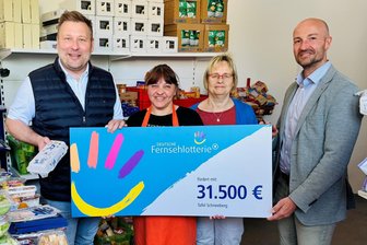 Lotterie-Geld geht ins Erzgebirge: Was macht die Schneeberger Tafel mit mehr als 30.000 Euro? - Die Tafel in Schneeberg hat einen Scheck der Deutschen Fernsehlotterie erhalten.