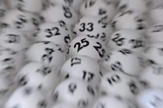 Lotto in Sachsen: Gleich zwei neue Millionäre haben sich noch immer nicht gemeldet - Fortuna hat gleich zwei Lottospieler, die ihren Schein in Sachsen abgegeben haben, im Februar zu Millionären gemacht.