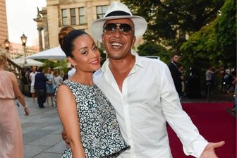 Lou Bega kommt zum Stadtfest: Warum er die Zwickauer Brühlette erst nach der Show probieren will - Mit Sängerin Jenieva Jane hat Lou Bega sein großes Glück gefunden. 2013 feierten die zwei Hochzeit in Las Vegas. Die beiden haben eine Tochter, Jada Love (16), und wohnen in Berlin-Zehlendorf.