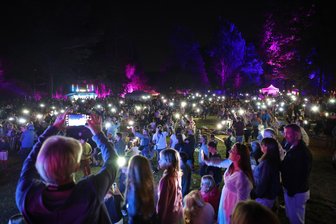 Loungeclub feiert Ü30-Party im Gründelpark in Glauchau: Was hinter der Preis-Staffelung im Vorverkauf steckt - An der Freilichtbühne im Gründelpark steigt am 23. August eine Ü30-Party.