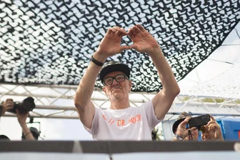 Love-Parade-Gründer Dr. Motte kommt für Jubiläumstour ins Vogtland - Dr. Motte, DJ und Mitgründer der Loveparade sowie deren Nachfolger „Rave the Planet“, legt am Samstag im Plauener Club Zooma auf.