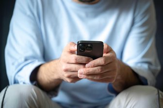 Love-Scamming im Landkreis Zwickau: Mann verliert 100.000 Euro - Der Mann überwies einer angeblich bedürftigen Ukrainerin rund 100.000 Euro.