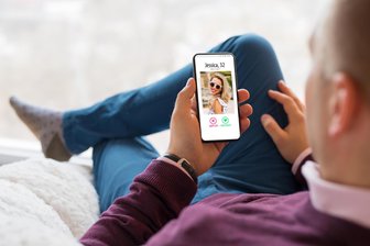 „Love-Scout“: Chemnitzerin zieht Immobilienmakler aus dem Westen über den Tisch - Über ein Dating-Portal (hier ein Symbolbild) lernten sich die Angeklagte und das Opfer kennen. Der Mann überwies schließlich fast 25.000 Euro an die Frau, die nun vor Gericht steht.