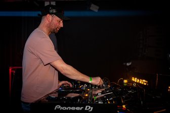 Loveparade-DJ legt im Erzgebirge auf: Hunderte Besucher feiern zu Hardtechno - Felix Kröcher brachte schon die Loveparade zum Kochen. Am Samstag sorgte die DJ-Ikone in Seiffen für ordentlich Bass.