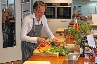 Low-Waste-Küche in Zwickau: Restaurants zeigen kreative Gerichte von Möhrengrün-Pesto bis Ochsenbäckchen - Das Möhrengrün landet bei Matthias Werler vom Zwickauer Lokal „Egghead“ nicht im Müll. Sondern im Pesto.