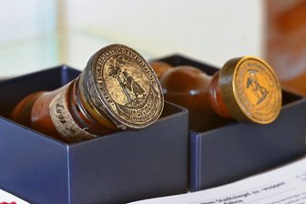 Ältestes Stadtsiegel Netzschkaus einst verschmäht: Jetzt findet es doch noch den Weg zurück - Ein Stück Geschichte mit bewegter Geschichte: Das offenbar älteste Stadtsiegel von Netzschkau (links) von 1687 konnte jüngst angekauft werden. 1998 bot es ein anonym gebliebener Sammler schon einmal an. Foto: Carsten Steps