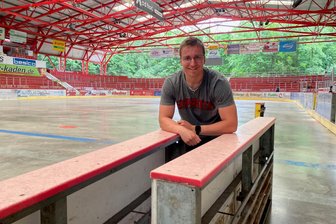 Lucas Böttcher verlässt Eispiraten Crimmitschau: Warum der Traum vom Profi in der DEL 2 vorbei ist - Lucas Böttcher packt bei der Demontage der alten Bande im Kunsteisstadion im Sahnpark mit an.