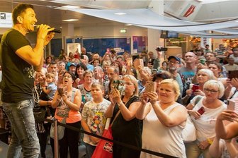 Lucas Cordalis sorgt im Elster-Park in Plauen für gute Laune - Lucas Cordalis bei seinem Auftritt im Elster-Park Plauen.