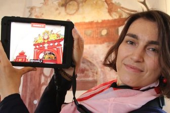 Lucas Cranach erklärt seine Gemälde - In der Kinderstube, der sogenannten Affenstube, erscheinen die Wandgemälde auf dem Entdecker-Pad von Schlossmitarbeiterin Frizzi Seltmann in neuen Farben.