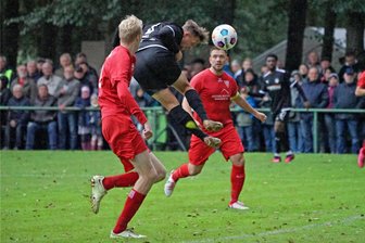 Lucas Will nach seinem ersten Tor für den FSV Zwickau: "Das hab' ich mir bei Zimbo abgeguckt" - Das 1:0 für Zwickau in Weixdorf erzielte Lucas Will (Mitte) nach sechs Minuten per Kopf. Den 2:0-Endstand besorgte in der Schlussphase der gerade eingewechselte Theo Martens. 
