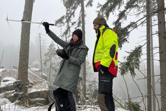 Luchs-Auswilderung im Erzgebirge: Ein Tier tot, ein anderes weg - Wie geht’s nach Rückschlägen weiter? - Wo ist Alva? Catriona Blum-Rerat versucht das Luchsweibchen anzupeilen, Revierförster Falk Unger schaut ihr dabei zu. An diesem Tag gibt es kein Signal von dem Tier.